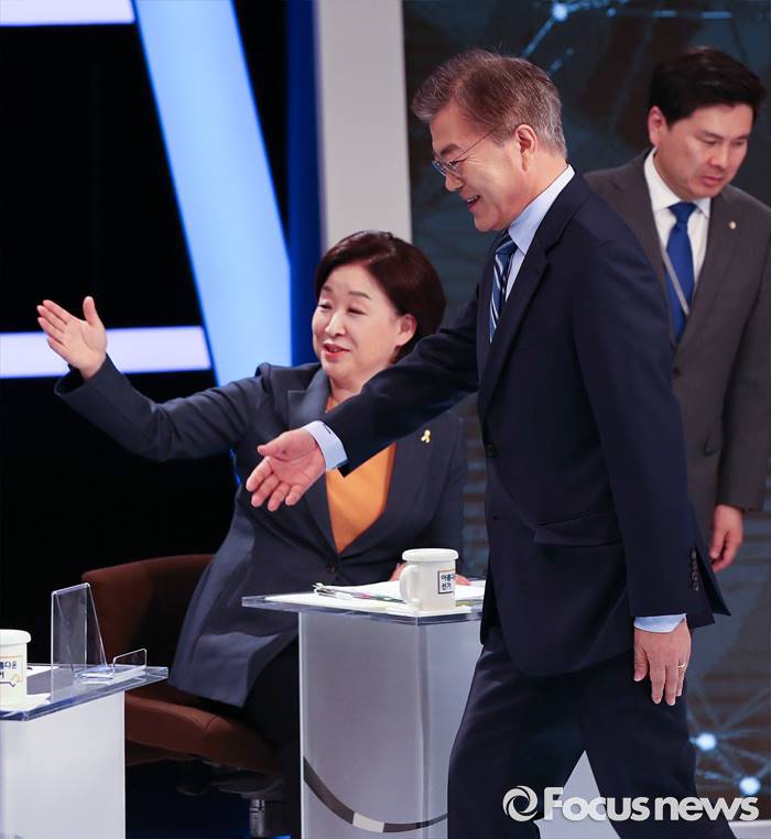 [문재인] 토론회 고생한 이니 | 인스티즈