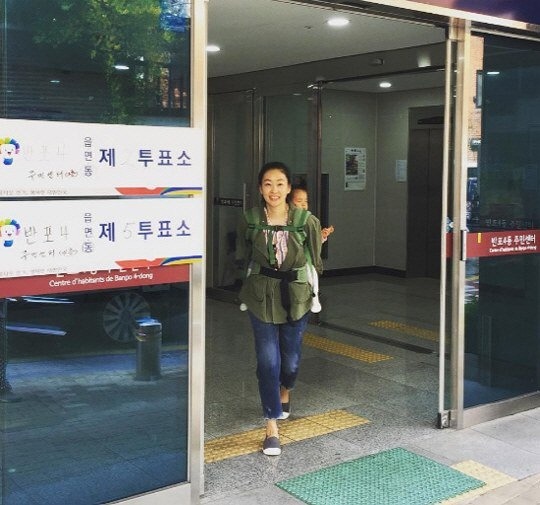 애업고 투표하러 간 박진희 | 인스티즈