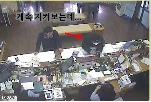은행에 강도질 하러갔는데 바로 옆에서 경찰서장이 통장정리 중이었음.jpg | 인스티즈