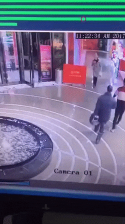 폰 보면서 걸으면 안되는 이유.gif | 인스티즈