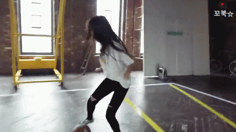 공 다루는 솜씨가 예사롭지 않은 여자친구.gif | 인스티즈