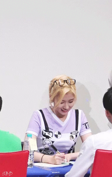 벌레보고 놀라는 트와이스 사나 | 인스티즈
