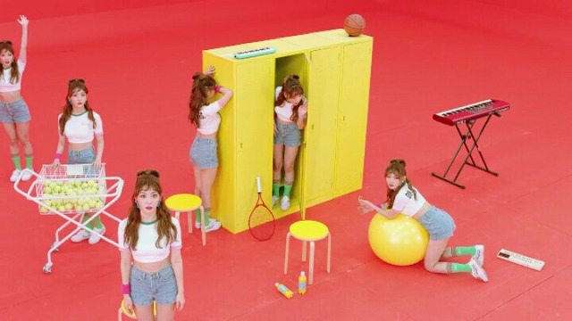 레드벨벳 러시안룰렛 뮤비와매우비슷하다는소리듣고 있는 아이오아이 신곡뮤비 .jpg | 인스티즈