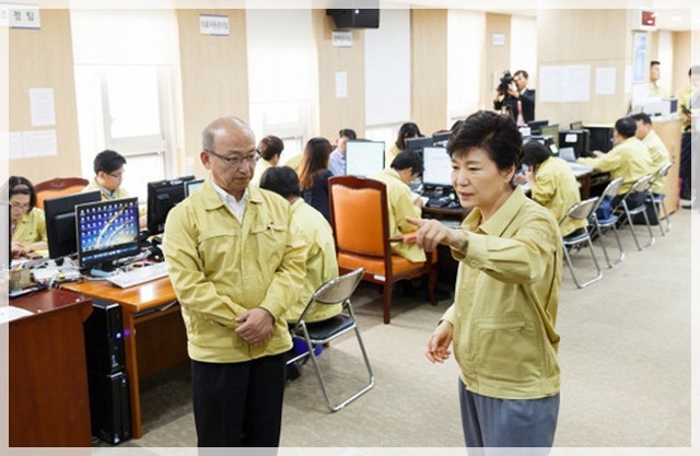 사진으로 보는 대한민국 정치 느와르 10년 (사진많음) | 인스티즈