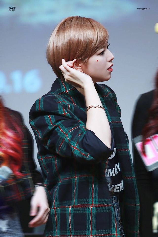 트와이스 얼굴 막 쓰는 애의 분위기.jpg | 인스티즈