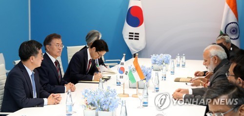 인도 모디 총리와 악수하는 문재인 대통령 | 인스티즈