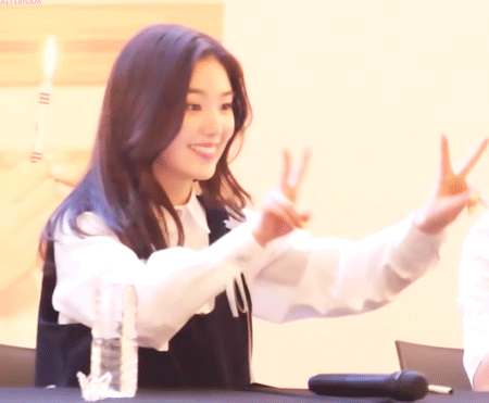 [레드벨벳] 혼자 뮤뱅 출연한 여자친구 유주 챙겨주는 아이린.gif | 인스티즈