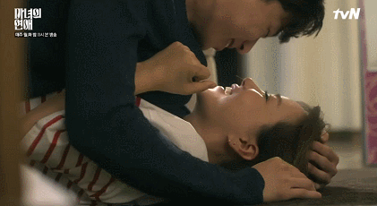자꾸 연하남 마음에 불지르는 여친.gif | 인스티즈