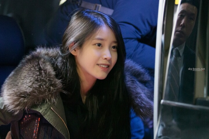 수수한 모습으로 퇴근하는 아이유.jpg | 인스티즈