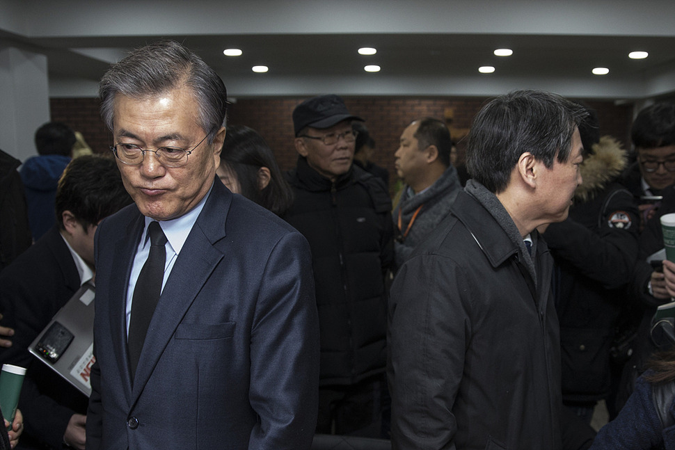 [포토] 17일만에 만난 문재인과 안철수 | 인스티즈