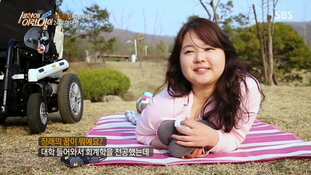 엎드려서 공부하는 여대생 | 인스티즈