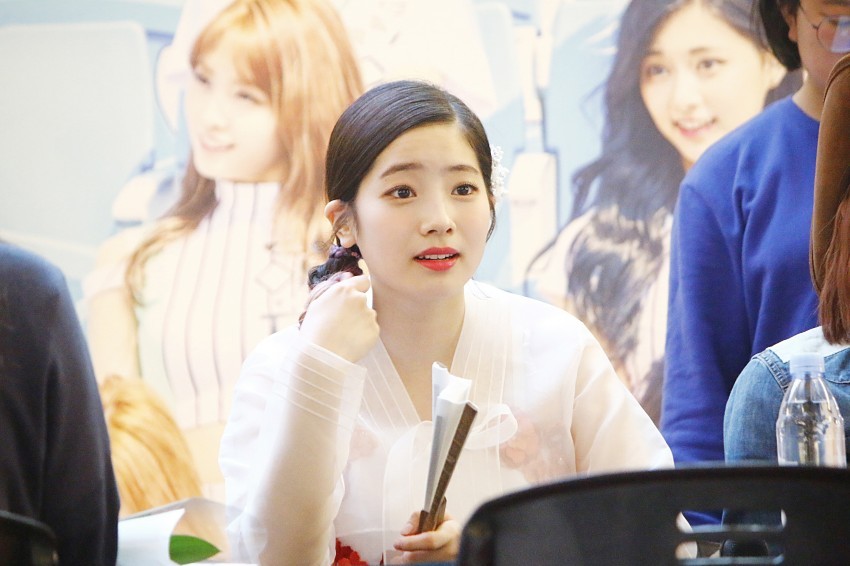[트와이스] 피부가 두부처럼 하얀 둡둡 다현 짤들.jpg | 인스티즈
