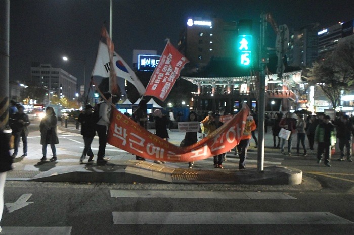 박근혜는 퇴진하라!!! 2015년 11월 21일 횃불시민연대 98차 부정선거 규탄집회 | 인스티즈