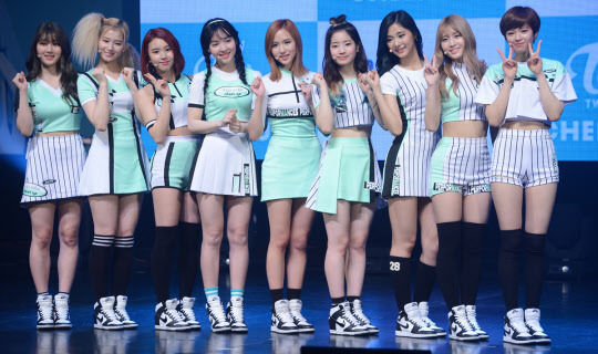 오늘 1시간 차이로 쇼케이스 하는 트와이스와 러블리즈 | 인스티즈