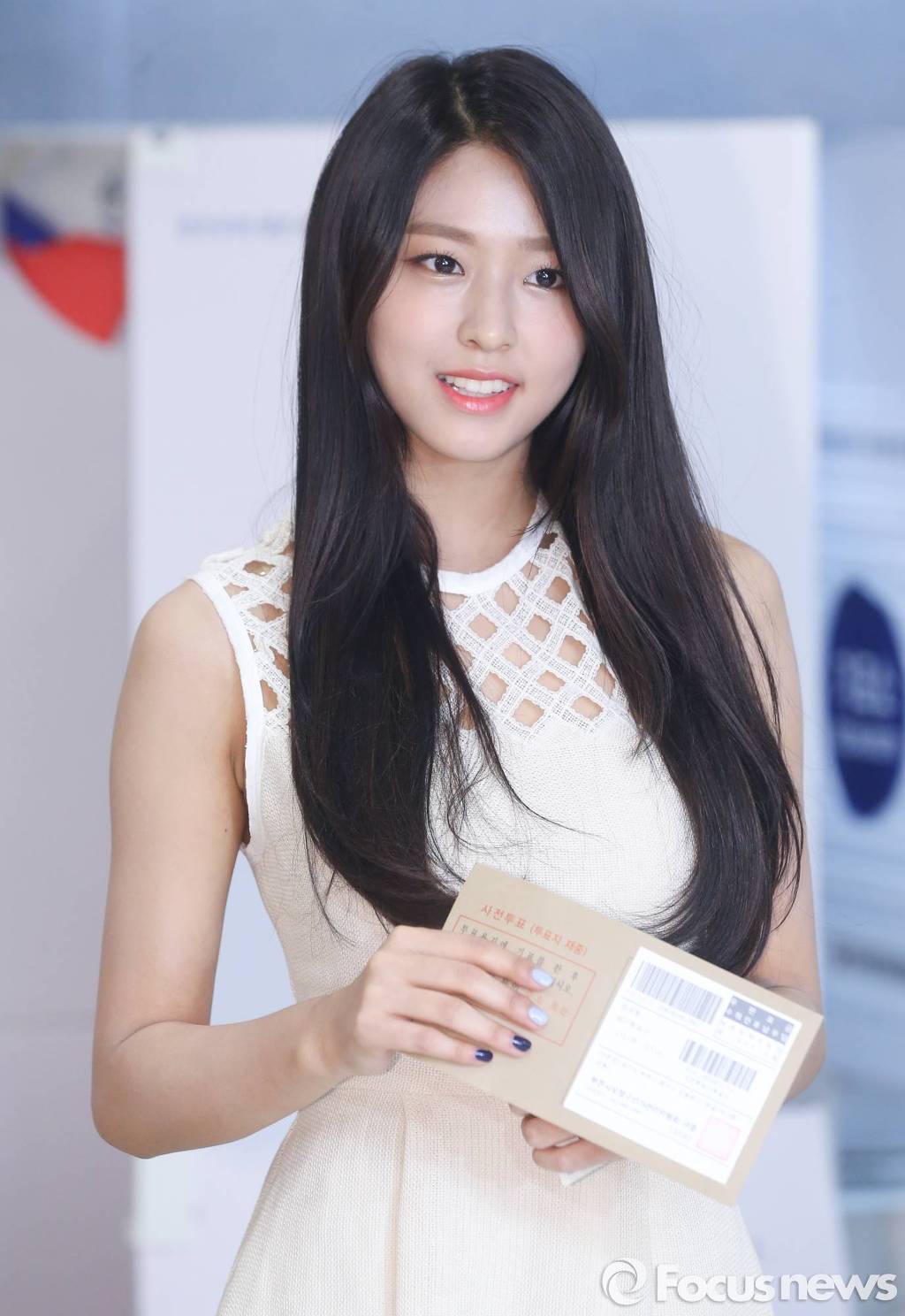 큰 사진으로 보는 오늘자 에이핑크 오하영-조보아-AOA 설현.jpg (20대 총선 사전 투표) | 인스티즈