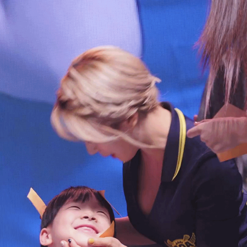 초아의 팬서비스와 즐거워하는 아이.gif | 인스티즈