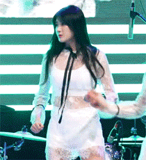 일부러 밑에서 찍는걸 알아챈 여자 아이돌.gif| | 인스티즈