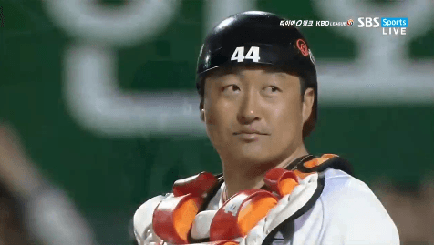 친구가 술집에 여자랑 있는 걸 보았다.gif | 인스티즈