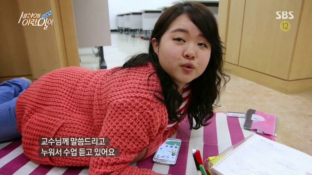 엎드려서 공부하는 여대생 | 인스티즈