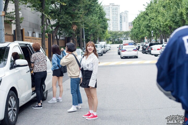 [트와이스] 팬한테 따봉 받고 웃는 지효 | 인스티즈