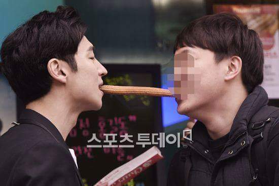 이제훈의 팬과 츄러스 먹기게임 대참사.jpg | 인스티즈