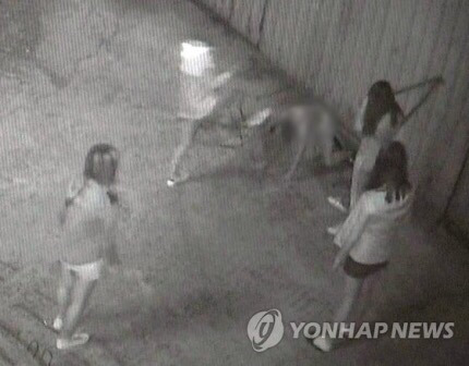 부산 여중생 폭행 당시 증언 나와..."피 냄새 좋다고 더 때리자고 그랬다" | 인스티즈