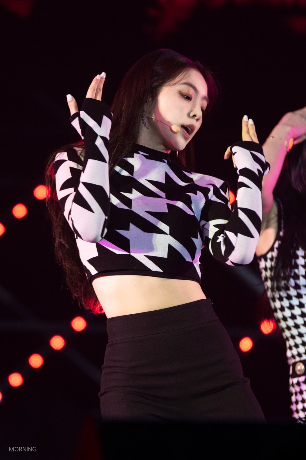 검정 머리띠한 아이린.jpgif | 인스티즈