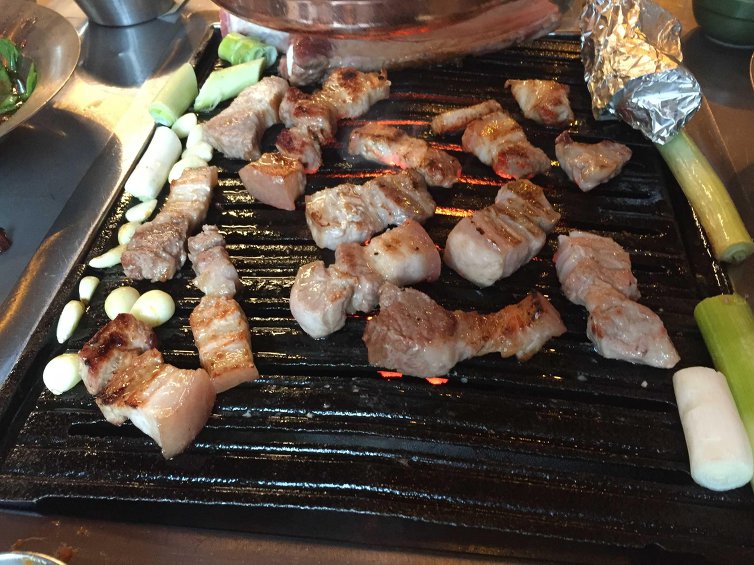 3층까지 만석이라 사람들이 밖에서 기다리는 삼겹살 맛집.jpg | 인스티즈