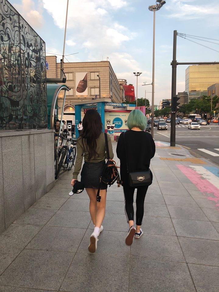 서로 선물을 주고받는 트와이스 .gif | 인스티즈