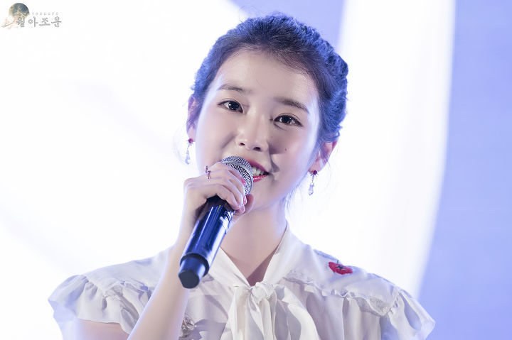 여전히 귀여운 똥머리 아이유.jpg | 인스티즈