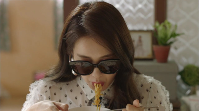 [부암동복수자들] 재벌한테 라면 한번 끓여주고 용돈 200만원 받은 라미란 아들ㅋㅋㅋㅋㅋ.gif | 인스티즈