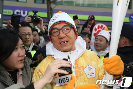성화봉송하는 성룡 행님.jpg | 인스티즈