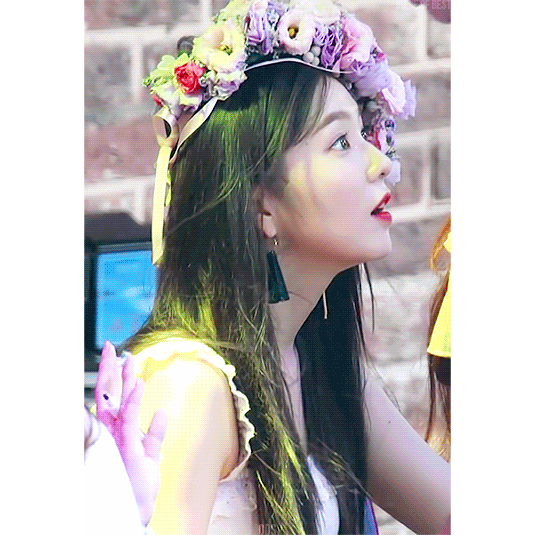 올려다보는 아이린.gif | 인스티즈