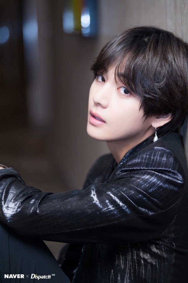 얼굴로 악세사리 존재감 하락시키는 방탄소년단 뷔.jpgif | 인스티즈