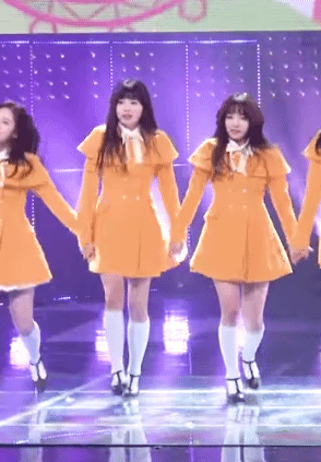 프로미스나인 음악방송 중 서로 부딪혔던 송하영과 장규리.gif | 인스티즈