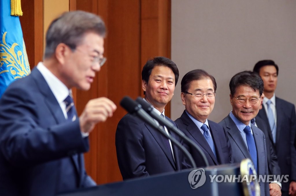 웃음짓는 문재인 대통령과 3실장.jpg | 인스티즈