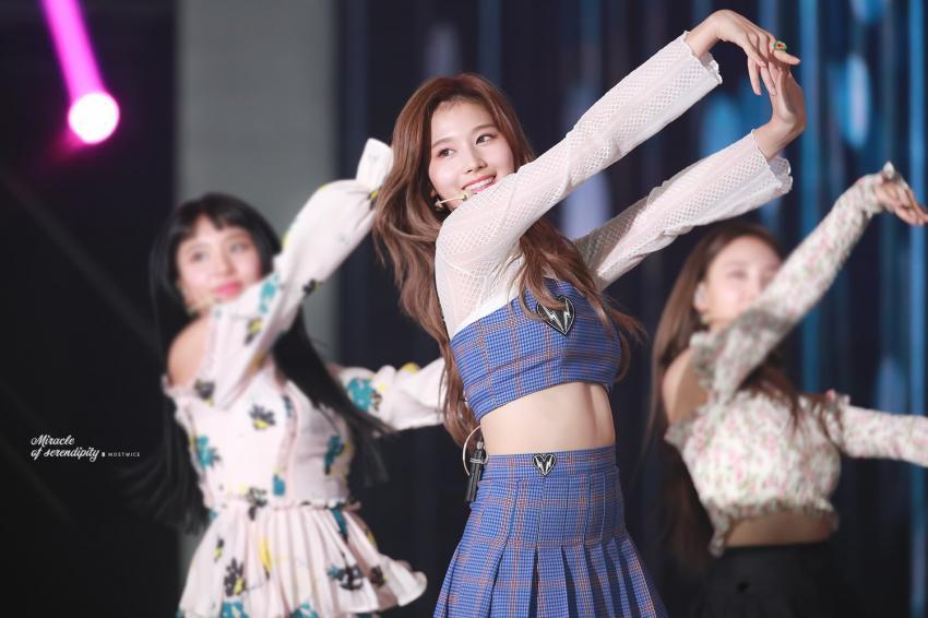 케이콘에서도 끼부리는 사나.jpgif | 인스티즈