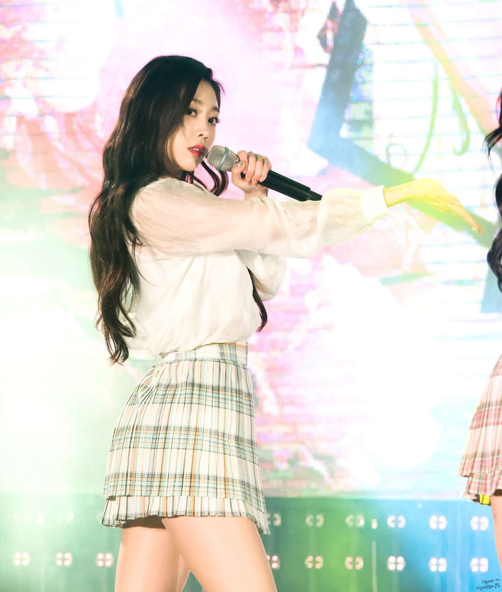 [러블리즈] 근로자의 날이라 그런지 평소 보다 일이 더 많아진 기분이라서 지수 | 인스티즈