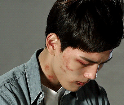 [고르기] 눈물로 가지말라고 붙잡는 남친 고르기.gif | 인스티즈