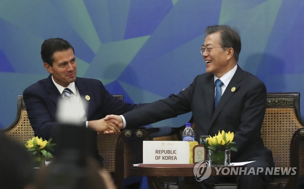 APEC 비공식 대화 회의장에서 문재인 대통령 | 인스티즈