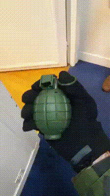 프랑스 군인의 장난.gif | 인스티즈