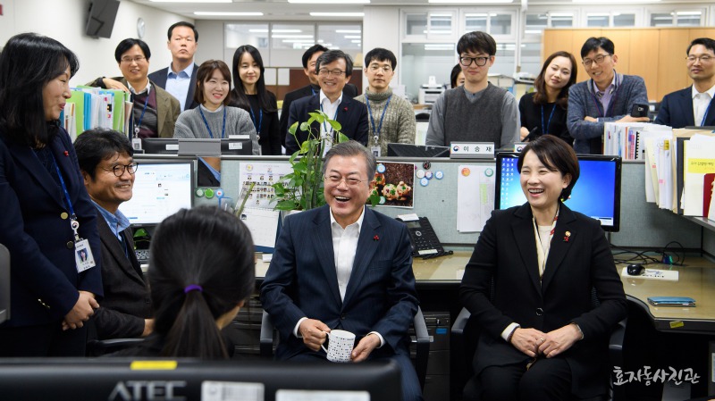 문 대통령과 공무원들의 만남 | 인스티즈
