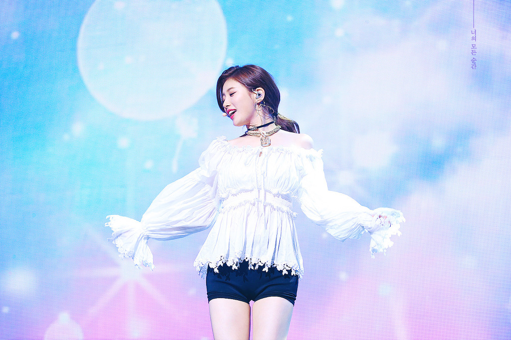 얼굴에서 빛이 나는 배수지.jpgif | 인스티즈