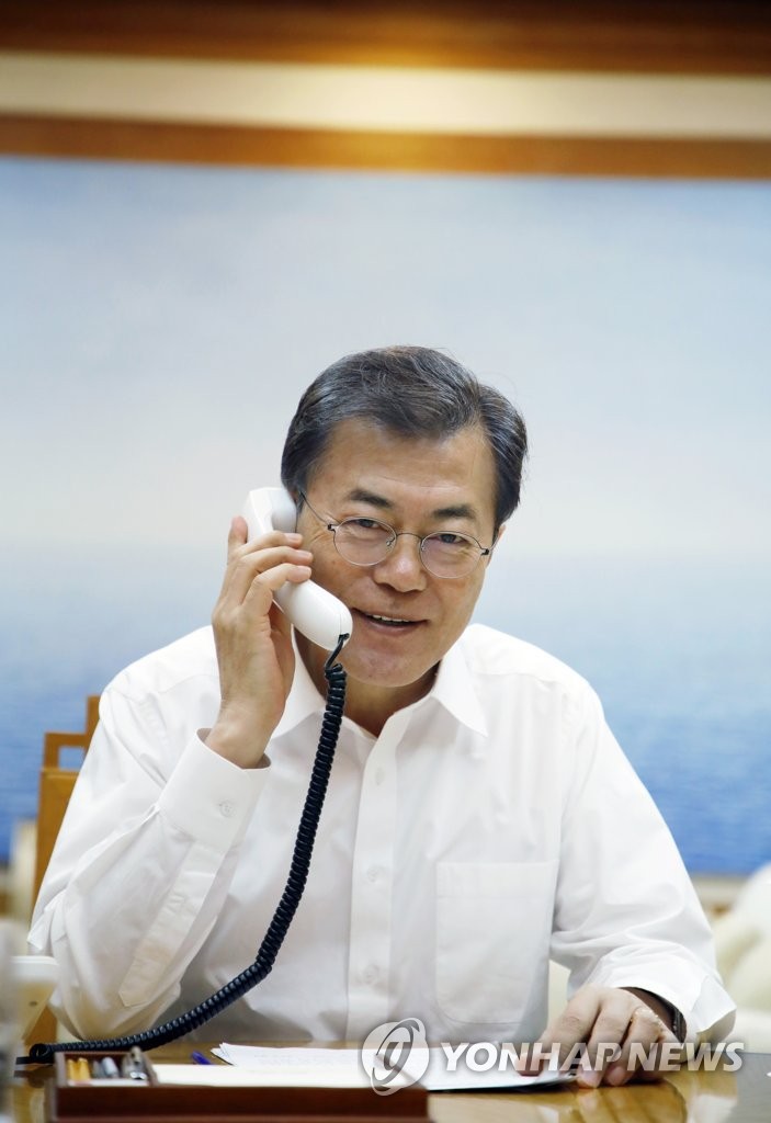 트럼프 대통령과 통화하는 문재인 대통령 사진 | 인스티즈