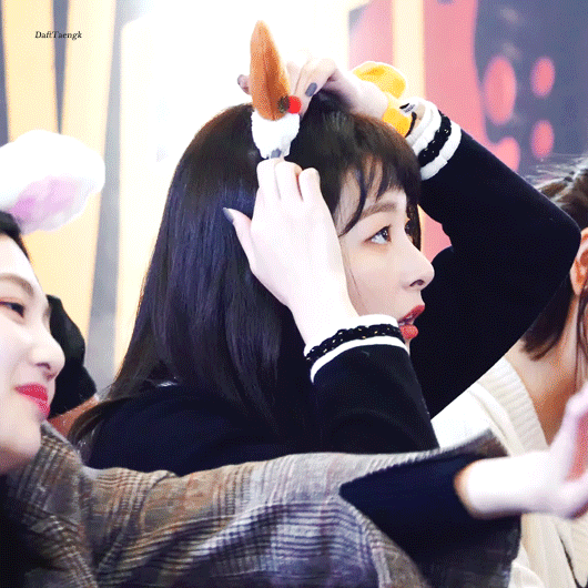 [레드벨벳] 팬 싸인회 머리띠한 곰슬기.jpgif | 인스티즈