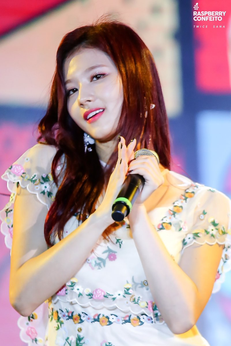 무대인사도는 배우 김사나양.gif | 인스티즈