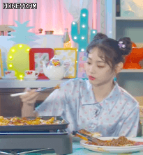 닭갈비 겁나 맛있게 먹는 구구단 강미나.gif | 인스티즈