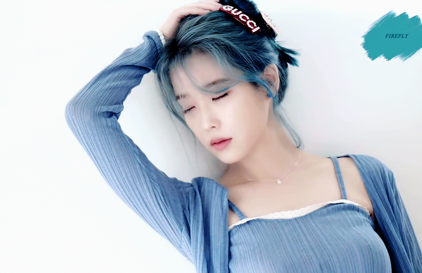 2020시즌그리팅 촬영하는 아이유.gif | 인스티즈