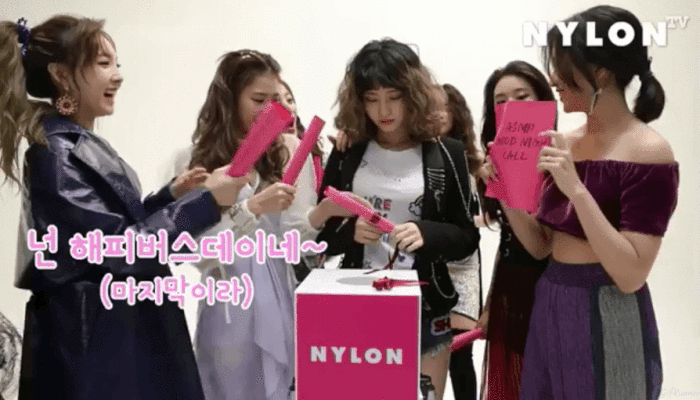 자연스럽게 모모가슴에 손대는 정연.gif | 인스티즈