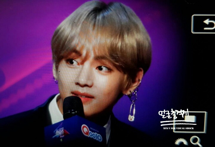 얼굴로 악세사리 존재감 하락시키는 방탄소년단 뷔.jpgif | 인스티즈